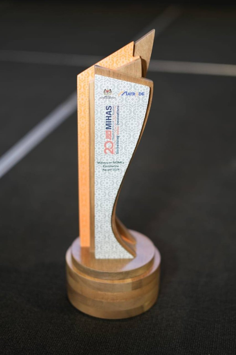 Bariistar's MIHAS 2024 Malaysian MSMEs Excellence Award trophy